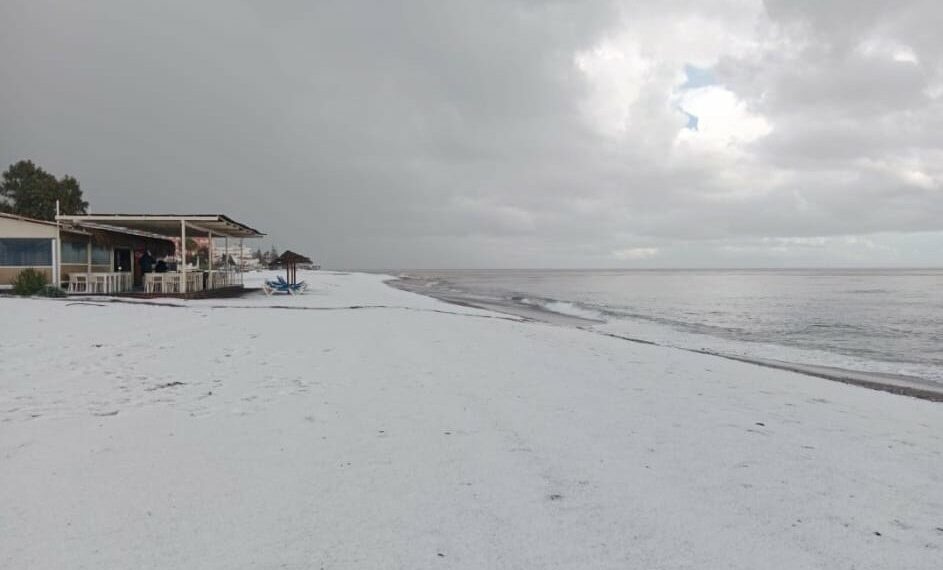 Una Nochebuena de película: así tiñó el granizo de blanco a la Axarquía