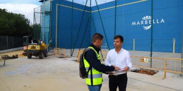 Mejorada la seguridad de la pista de frontenis del Polideportivo Paco Cantos con la instalación de un nuevo cerramiento