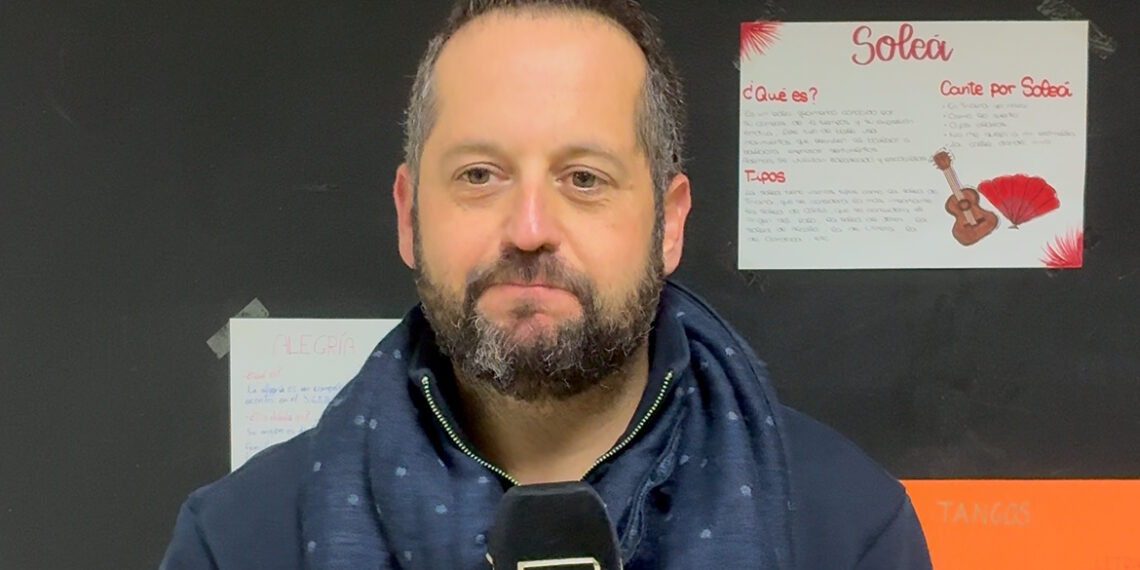 “No es zambombá, es zambomba”: el cantaor flamenco Alejandro Estrada detalla la esencia del villancico flamenco