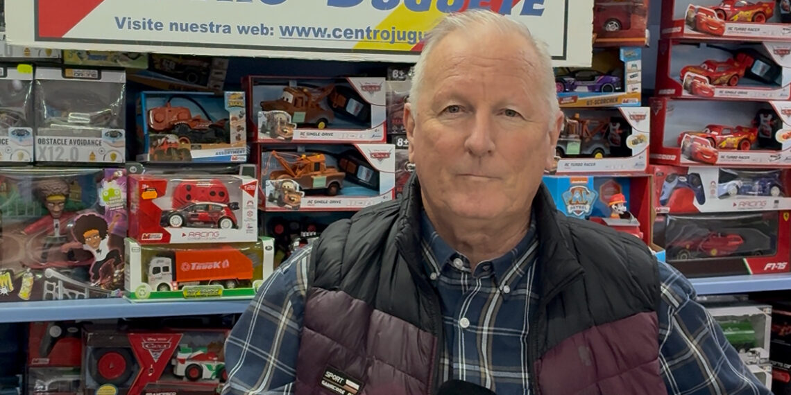 Carlos Crespi, gerente de Centro Juguete en Torremolinos: «Llevamos 45 años repartiendo ilusión, pero las tiendas de juguetes van a desaparecer»