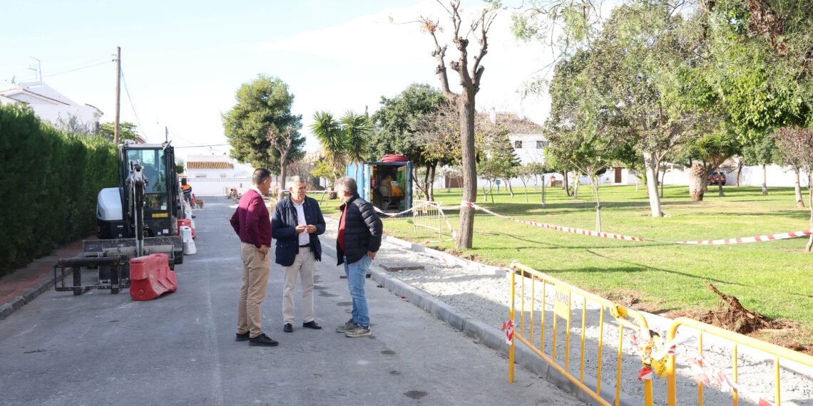 El Ayuntamiento mejora la accesibilidad y la movilidad peatonal en la calle Guadiamar de San Pedro Alcántara