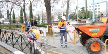 El Ayuntamiento ejecuta obras para mejorar la accesibilidad y la seguridad vial y construir una red de pluviales en la avenida Burgos de San Pedro Alcántara