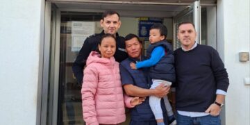 «Rígido, inconsciente y sin respiración»: agentes de la Policía salvan la vida a un niño en San Pedro Alcántara