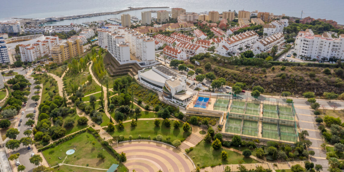 El Ayuntamiento de Estepona dotará a seis parques municipales de un nuevo alumbrado más eficiente y sostenible