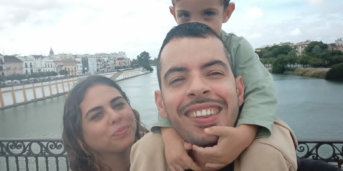 «Necesitamos que nos ayudéis»: la familia de un niño con autismo de San Pedro pide apoyo para pagar sus terapias
