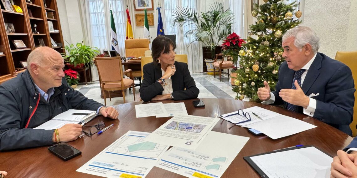 El Colegio de Médicos valora el proyecto de centro sanitario de alta resolución que el Ayuntamiento impulsa en el municipio