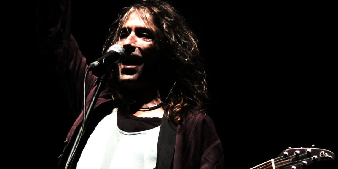 Muere a los 63 años Robe Iniesta, el líder de Extremoduro y voz del rock español