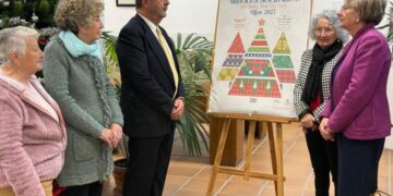 Mijas celebra el 10º aniversario de la Ruta de los Árboles Solidarios con 25 creaciones navideñas repartidas por el casco histórico