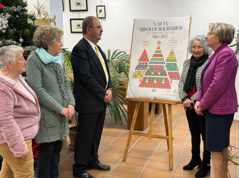Mijas celebra el 10º aniversario de la Ruta de los Árboles Solidarios con 25 creaciones navideñas repartidas por el casco histórico