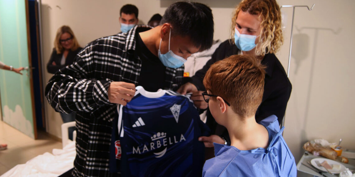 Ilusión navideña en Pediatría con la visita del Marbella FC