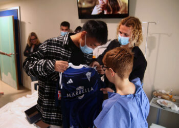 Ilusión navideña en Pediatría con la visita del Marbella FC