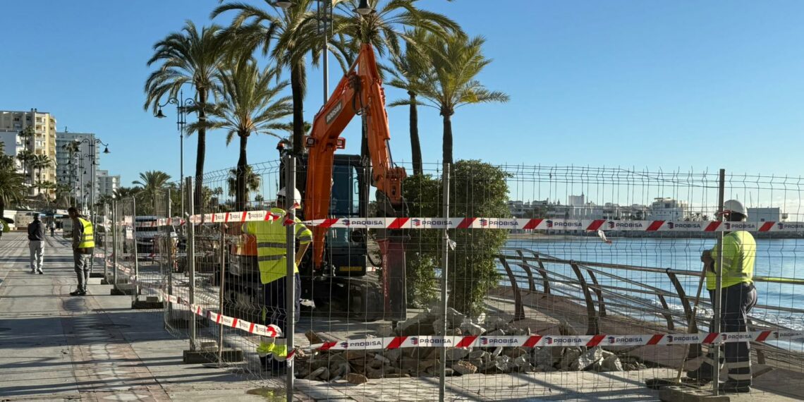 Benalmádena inicia las obras para crear nuevas zonas de sombra en el paseo marítimo, que sustituirán a las antiguas pérgolas demolidas hace siete años