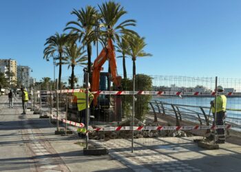 Benalmádena inicia las obras para crear nuevas zonas de sombra en el paseo marítimo, que sustituirán a las antiguas pérgolas demolidas hace siete años