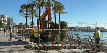 Benalmádena inicia las obras para crear nuevas zonas de sombra en el paseo marítimo, que sustituirán a las antiguas pérgolas demolidas hace siete años