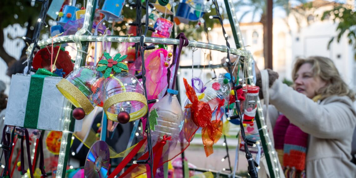 Benalmádena conmemora el Día Internacional y Europeo de las Personas con Discapacidad con la inauguración del ‘Árbol de los Sentidos’