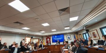 Benalmádena aprueba el presupuesto para 2026, que permitirá avanzar en el desarrollo de la ciudad y seguir apoyando a los colectivos sociales