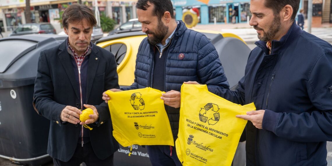Benalmádena pone en marcha una campaña a pie de contenedor para informar y sensibilizar sobre la separación de residuos