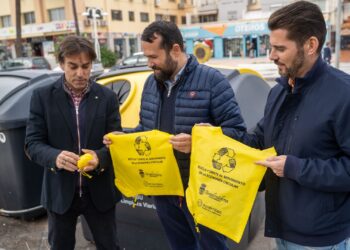 Benalmádena pone en marcha una campaña a pie de contenedor para informar y sensibilizar sobre la separación de residuos