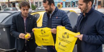 Benalmádena pone en marcha una campaña a pie de contenedor para informar y sensibilizar sobre la separación de residuos