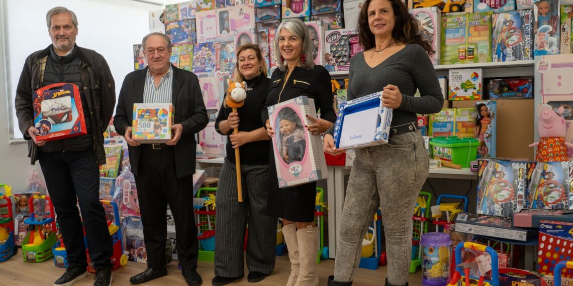 Emabesa entrega más de 180 juguetes a Bienestar Social para garantizar una Navidad llena de ilusión