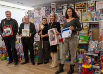 Emabesa entrega más de 180 juguetes a Bienestar Social para garantizar una Navidad llena de ilusión