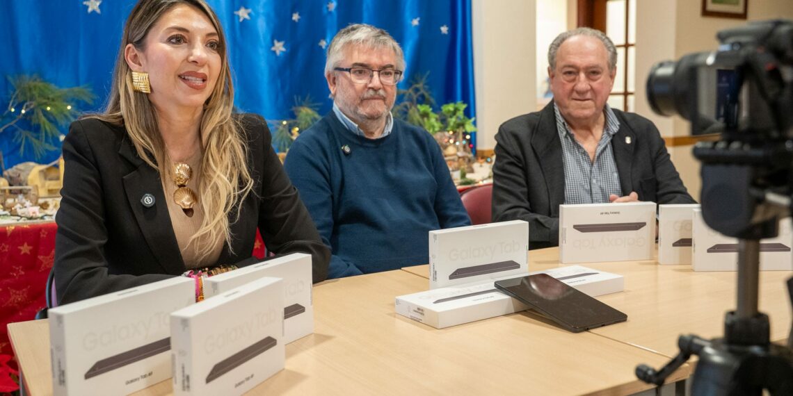 Emabesa promueve la inclusión digital de las personas mayores con la entrega de tablets al Centro Silvestre González