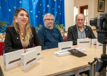 Emabesa promueve la inclusión digital de las personas mayores con la entrega de tablets al Centro Silvestre González