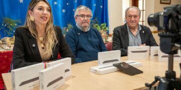 Emabesa promueve la inclusión digital de las personas mayores con la entrega de tablets al Centro Silvestre González