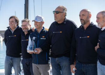 Lara visita la embarcación Barlovento-Senda Azul tras su histórica victoria en la Copa del Rey de Vela de Barcos Clásicos