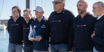 Lara visita la embarcación Barlovento-Senda Azul tras su histórica victoria en la Copa del Rey de Vela de Barcos Clásicos
