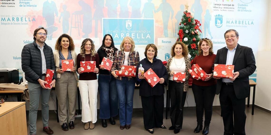 Hidralia renueva su compromiso solidario con la infancia de Marbella con la entrega de 180 juguetes