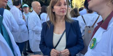 El PP afirma que «el Gobierno más sectario de la historia» lleva a 5.700 médicos malagueños a la tercera huelga