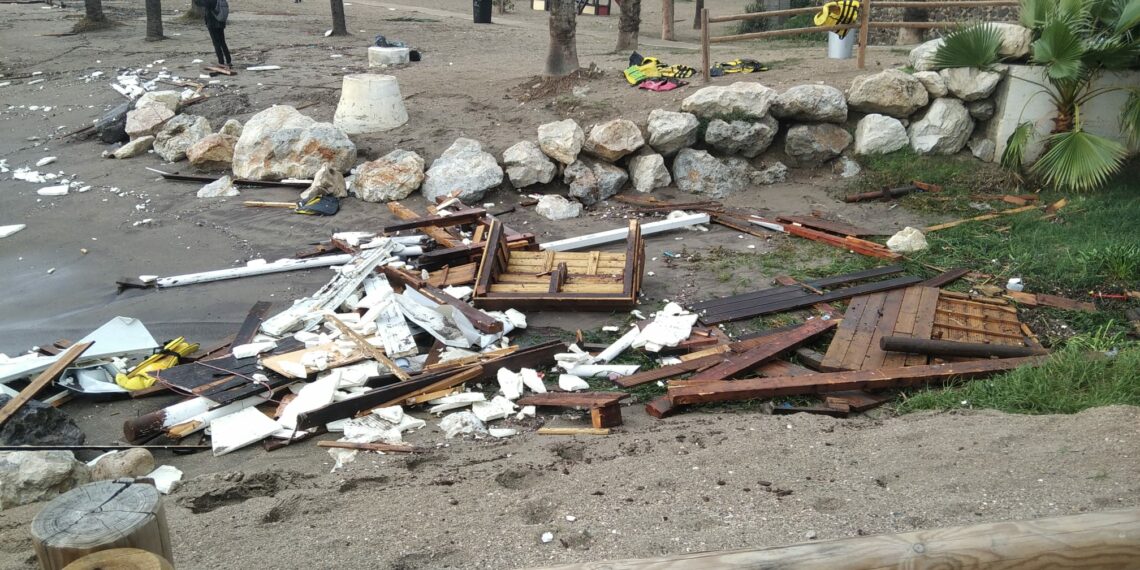 Daños por el temporal en Benalmádena: kioscos y pasarelas destrozadas, pérdida de arena…