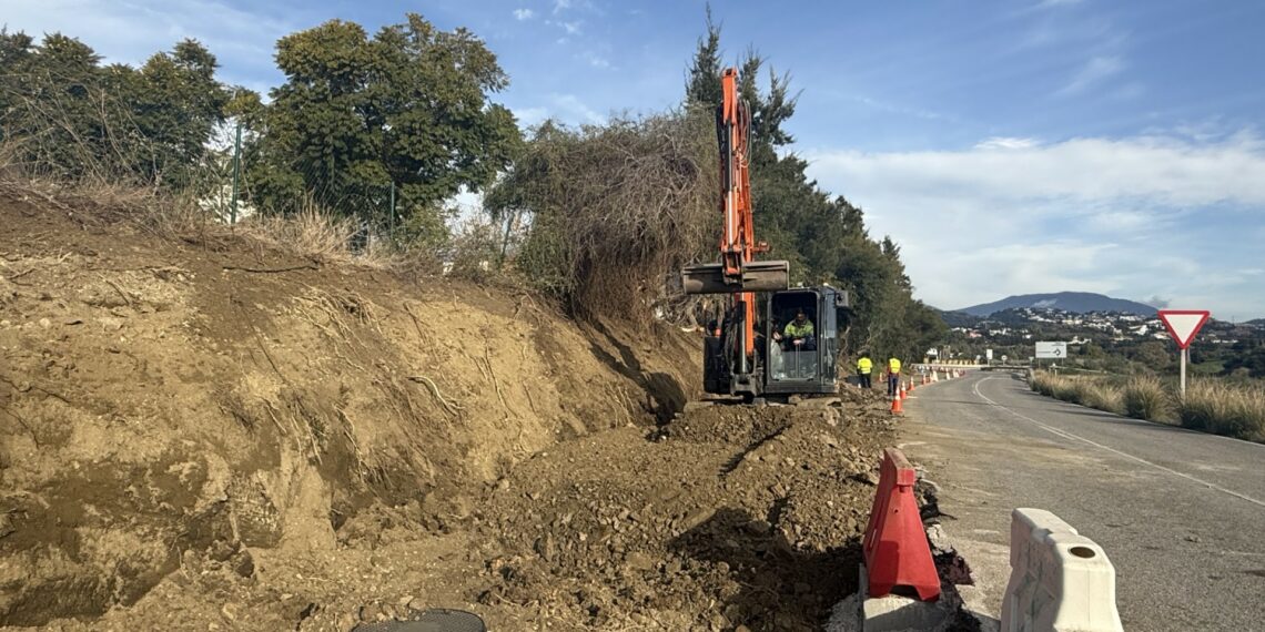 Avanzan a buen ritmo las obras para dotar de acerado y medidas de calmado de tráfico a la carretera de Benahavís