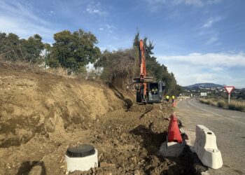 Avanzan a buen ritmo las obras para dotar de acerado y medidas de calmado de tráfico a la carretera de Benahavís