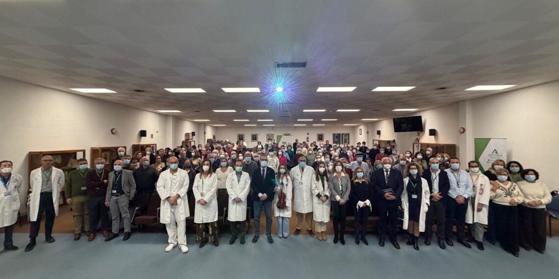 El Hospital Clínico de Málaga homenajea a 130 profesionales jubilados