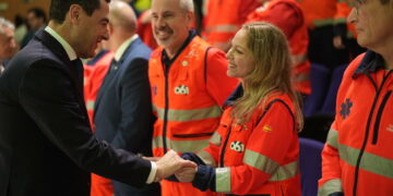 Moreno, a los sanitarios del accidente de Adamuz: «Sois el orgullo de toda Andalucía»