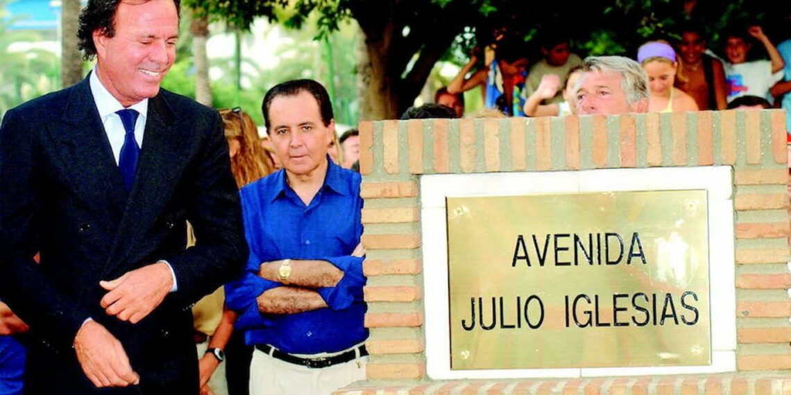 Piden que se retire a Julio Iglesias el título de Hijo Adoptivo de Málaga y el nombre de una avenida en Puerto Banús