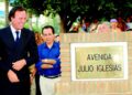 Piden que se retire a Julio Iglesias el título de Hijo Adoptivo de Málaga y el nombre de una avenida en Puerto Banús