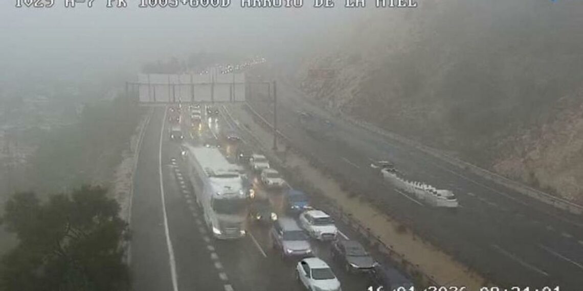 Un camión averiado causa importantes retenciones en la A-7 entre Torremolinos y Benalmádena