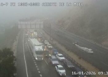 Un camión averiado causa importantes retenciones en la A-7 entre Torremolinos y Benalmádena