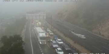 Un camión averiado causa importantes retenciones en la A-7 entre Torremolinos y Benalmádena