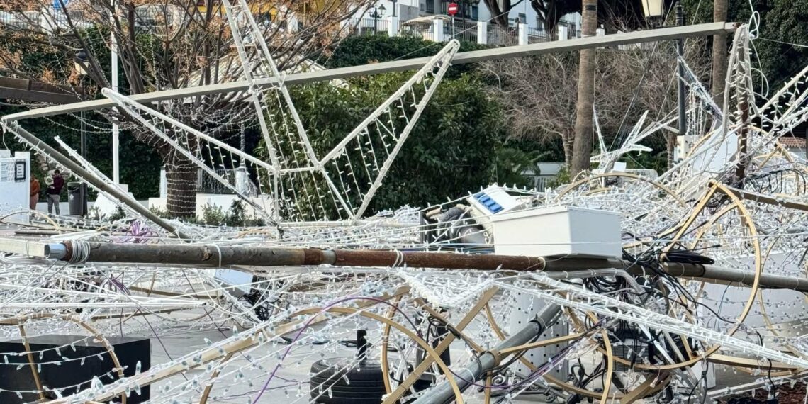 Una fuerte racha de viento derriba el alumbrado de Navidad en Mijas pueblo
