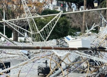 Una fuerte racha de viento derriba el alumbrado de Navidad en Mijas pueblo