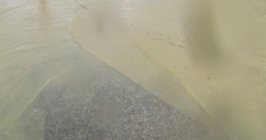 Rescatan a dos personas que habían quedado atrapadas en un coche en Alhaurín el Grande