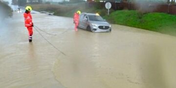 Rescatan a dos personas que habían quedado atrapadas en un coche en Alhaurín el Grande