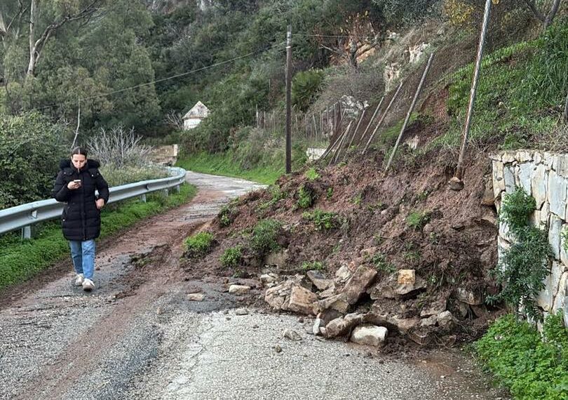 Varias carreteras y caminos cortados en Casares tras inundaciones y desprendimientos