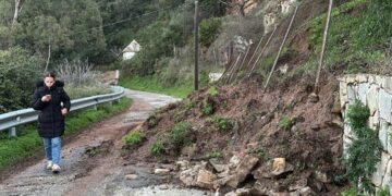 Varias carreteras y caminos cortados en Casares tras inundaciones y desprendimientos