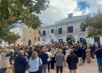Alhaurín el Grande guarda un minuto de silencio en memoria de Victoria, víctima de violencia de género
