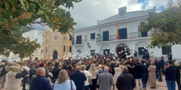 Alhaurín el Grande guarda un minuto de silencio en memoria de Victoria, víctima de violencia de género